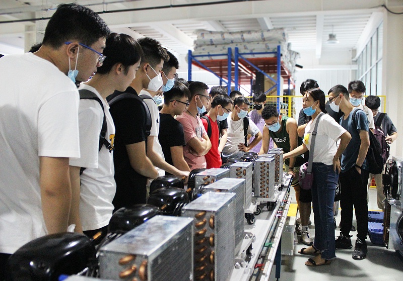 輕工業(yè)學院師生參觀