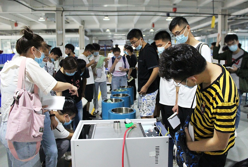 輕工業(yè)學院師生參觀